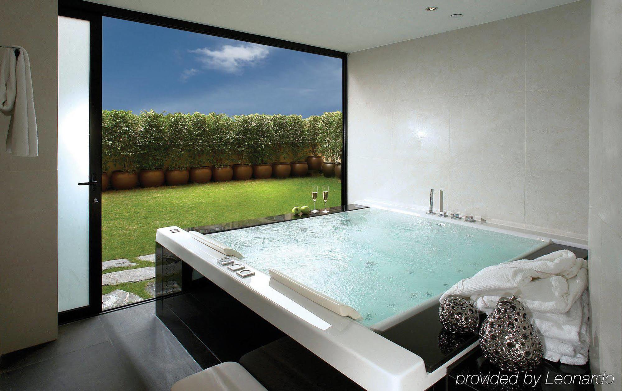 Empire Causeway Bay 4*